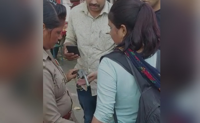 तमंचा लेकर घूम रही थी महिला टीचर, गिरफ्तार कर मकसद ढूंढ रही UP पुलिस - जानें पूरा मामला