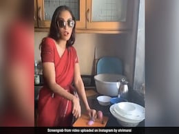 ऐश्वर्या राय की भाभी ने काला चश्मा पहन रसोई में झूमते हुए काटे प्याज, देखते रह जाएंगे ये मजेदार वीडियो ऐश्वर्या राय की भाभी ने काला चश्मा पहन रसोई में झूमते हुए काटे प्याज, देखते रह जाएंगे ये मजेदार वीडियो