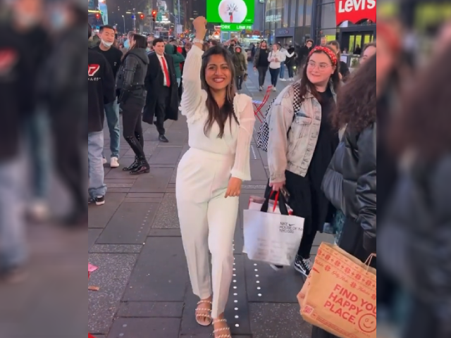 Watch This Girl’s Bollywood <i>Thumka</i>  At Times Square With Strangers
