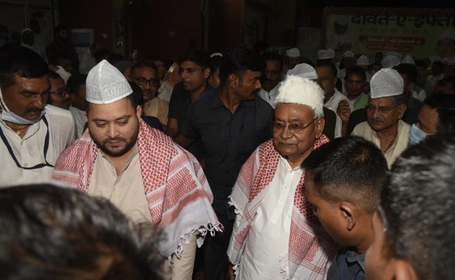 JDU की इफ्तार पार्टी में पहुंचे तेजस्वी यादव को विदा करने खुद CM नीतीश कुमार आए, देखें VIDEO