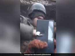 Ukraine War: जेब में रखे मोबाइल फोन ने बचायी यूक्रेनी सैनिक की जान, देखें VIDEO Ukraine War: जेब में रखे मोबाइल फोन ने बचायी यूक्रेनी सैनिक की जान, देखें VIDEO