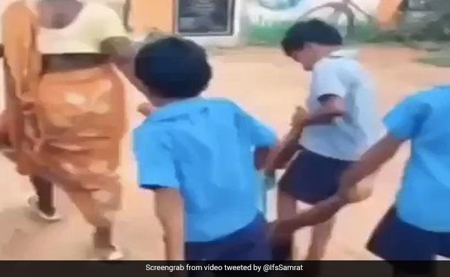 पढ़ने नहीं जा रहा था बच्चा,हाथ-पांव बांधकर मां ने टांगकर पहुंचाया स्कूल, वीडियो देख बचपन याद आ जाएगा