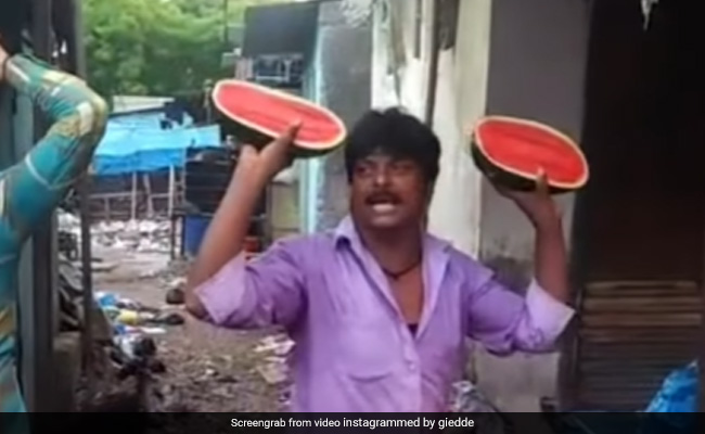 तरबूज बेचने वाले का Video देख झन्ना जाएगा आपका दिमाग, बेचने का डरावना अंदाज़ देख भाग जाते हैं आसपास खड़े कुत्ते