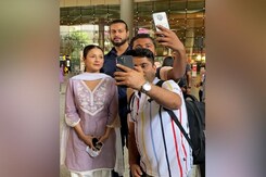 शहनाज गिल ने एयरपोर्ट पर फैंस के साथ खिंचवाई सेल्फी, जीता दिल शहनाज गिल ने एयरपोर्ट पर फैंस के साथ खिंचवाई सेल्फी, जीता दिल