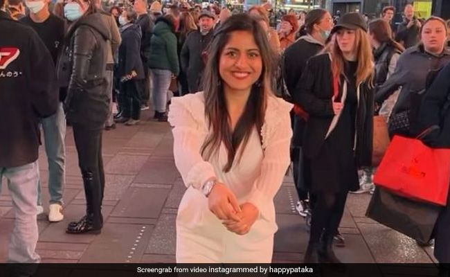 Times Square पर लड़की ने बादशाह के गाने 'तेरे नाल नचना' पर किया डांस, इकट्ठी हो गई भीड़, सभी लगे नाचने - Viral Video