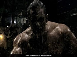 बीइंग ग्लोबल के Salman Khan या पठान के शाहरुख खान, किसकी बॉडी ने जीता फैंस का दिल, देखें Photos  बीइंग ग्लोबल के Salman Khan या पठान के शाहरुख खान, किसकी बॉडी ने जीता फैंस का दिल, देखें Photos