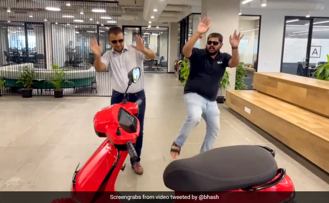 Watch: Ola CEO Dances To "<i>Bijlee Bijlee</i>". It Is Linked To E-Scooters