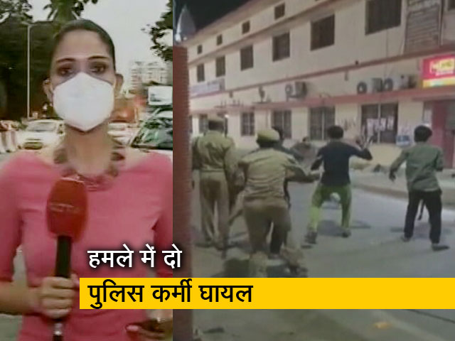 देश प्रदेश : यूपी के गोरखपुर में गोरखनाथ मंदिर के बाहर पुलिस वालों पर जानलेवा हमला
