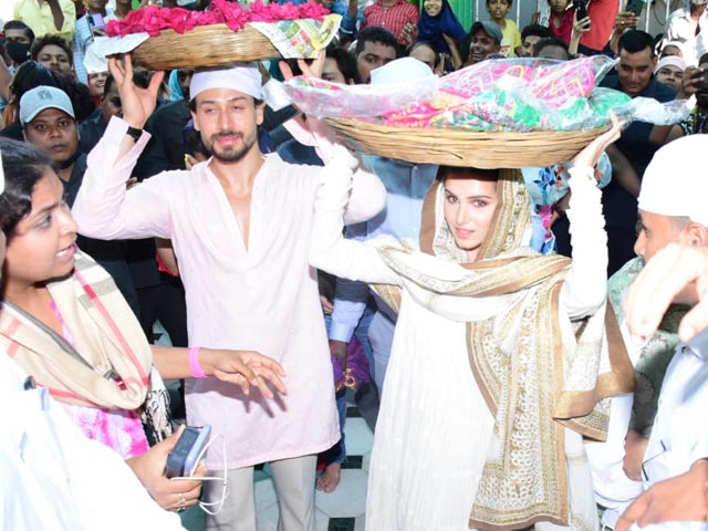 Tara Sutaria And Tiger Shroff Visit Mahim <i>Dargah</i>