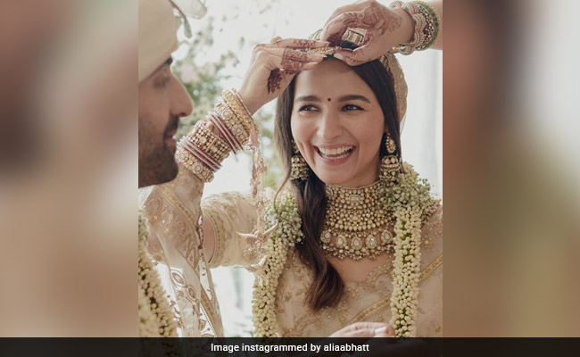 Ranbir Alia Varmala Video : आलिया के सामने घुटने पर बैठे रणबीर, वरमाला पहनने के बाद लेडीलव को किया किस