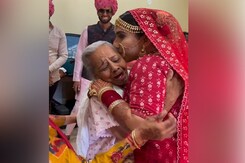 लड़की को दुल्हन के रूप में देखकर आंसू नहीं रोक पाईं दादी लड़की को दुल्हन के रूप में देखकर आंसू नहीं रोक पाईं दादी