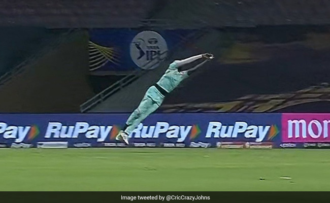 मैक्सवेल को आउट करने के लिए हवा में उड़ गए जेसन होल्डर, हैरतअंगेज कैच ने लूटी महफिल- Video