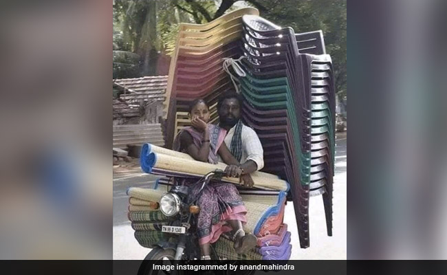 पहाड़ के बराबर बाइक पर रखी थी कुर्सियां, बैलेंस बनाकर पत्नी को बैठाया आगे, आनंद महिंद्रा ने कर दी तारीफ