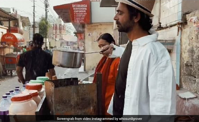 गन्ने के रस के बाद अब सड़क किनारे चाय बनाते दिखे सुनील ग्रोवर, वीडियो वायरल