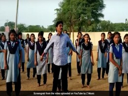 सरकारी स्कूल के टीचर ने खेल के मैदान में स्टूडेंट्स के साथ किया इस पॉपुलर गाने पर डांस, वीडियो देख भूल जाएंगे प्रोफेशनल डांसर्स  सरकारी स्कूल के टीचर ने खेल के मैदान में स्टूडेंट्स के साथ किया इस पॉपुलर गाने पर डांस, वीडियो देख भूल जाएंगे प्रोफेशनल डांसर्स