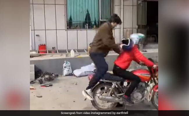 दोस्त की मोटरसाइकिल पर जैसे ही पीछे बैठा शख्स, बाइक के हो गए दो टुकड़े, Video देख नहीं रुकेगी हंसी