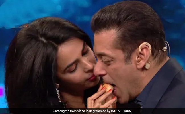 जब 'मर्डर' एक्ट्रेस मल्लिका शेरावत ने सलमान खान को बोला- मेरी आंखों में आंखें डाल बोल दो वो तीन शब्द, शरमा गए थे भाईजान