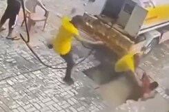 धंस गया फर्श, एक के बाद एक तीन शख्स गिरे पानी में धंस गया फर्श, एक के बाद एक तीन शख्स गिरे पानी में