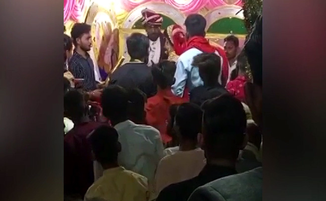 Watch: Groom Garlands Bride, She Slaps Him On Stage, Twice