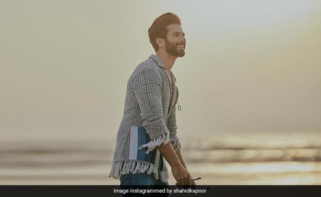 We Decoded Shahid Kapoor's Cool Emoji Caption So You Don't Have To