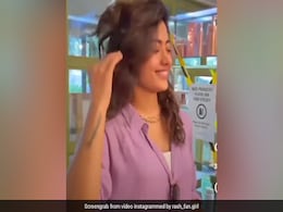 रश्मिका ने बालों को फ्लॉन्ट करते हुए शेयर की फोटो तो फैंस बोले- ओवर एक्टिंग की दुकान  रश्मिका ने बालों को फ्लॉन्ट करते हुए शेयर की फोटो तो फैंस बोले- ओवर एक्टिंग की दुकान