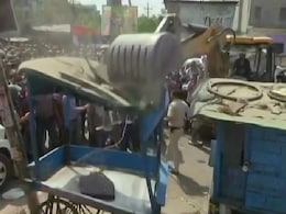Jahangirpuri Demolition Drive LIVE: Demolition Stopped, Structure Near Mosque Razed Jahangirpuri Demolition Drive LIVE: Demolition Stopped, Structure Near Mosque Razed