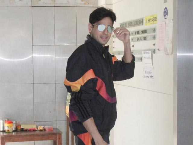 मुंबई : बॉलीवुड अभिनेता सिद्धार्थ मल्होत्रा का दिखा खास अंदाज, पैपराजी ने क्लिक किए फोटो