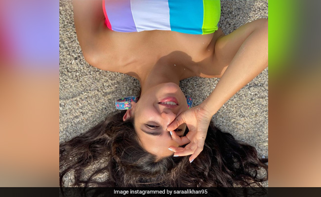 रेत पर लेट यूं पोज देती नजर आईं सारा अली खान, देखते रह जाएंगे लेटेस्ट तस्वीरें 