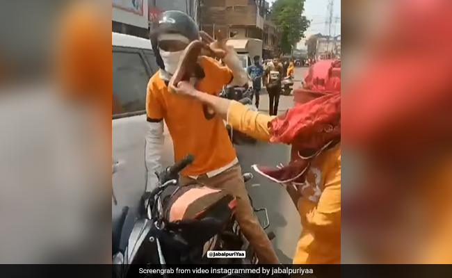जबलपुर में महिला ने बीच सड़क फूड डिलीवरी एजेंट को जूते से पीटा, VIDEO वायरल जबलपुर में महिला ने बीच सड़क फूड डिलीवरी एजेंट को जूते से पीटा, VIDEO वायरल