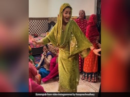 माता रानी की भक्ति में लीन नजर आईं सपना चौधरी, सिर पर दुपट्टा रख यूं झूमीं- देखें वीडियो माता रानी की भक्ति में लीन नजर आईं सपना चौधरी, सिर पर दुपट्टा रख यूं झूमीं- देखें वीडियो