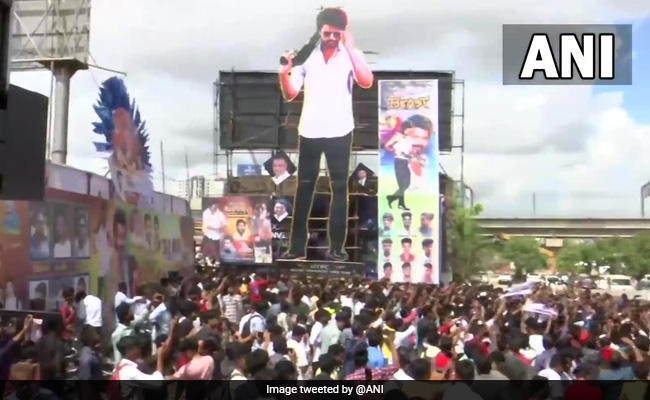 तलपति विजय की BEAST देखने के लिए उमड़ी भीड़, सिनेमा हॉल के बाहर पोस्टर के साथ सेल्फी के लिए मची होड़