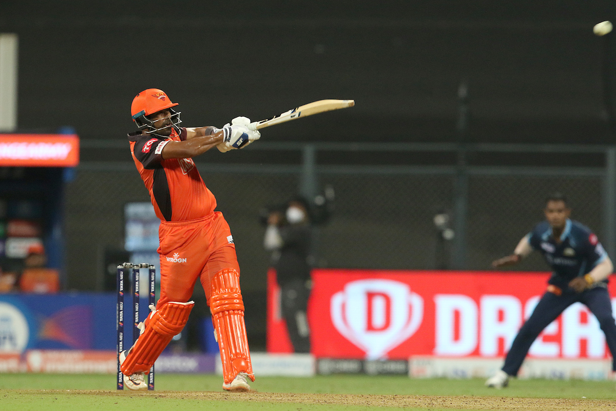 SRH के गुमनाम खिलाड़ी ने लॉकी फर्ग्यूसन के तीन गेंद पर लगातार तीन छक्के उड़ाकर मचाया कोहराम, देखें Video