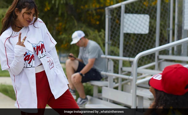 बेसबॉल मैच में पति निक जोनस को स्टाइलिश लुक में चीयर करती दिखीं प्रियंका चोपड़ा, फोटोज हुईं वायरल 