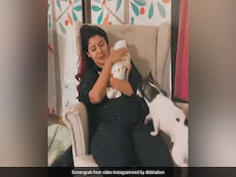 एक नहीं दो बच्चों को संभालती दिखीं देबिना बनर्जी, देखिए क्यूट वीडियो एक नहीं दो बच्चों को संभालती दिखीं देबिना बनर्जी, देखिए क्यूट वीडियो