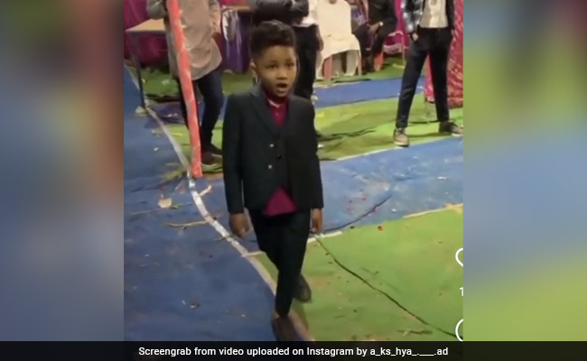 कस्बे के छोटे से बच्चे ने किया ऐसा डांस, फैंस बोले- इसके आगे बड़ी &ndash;बड़ी हीरोइनें भी फेल हैं&nbsp;