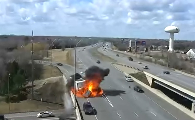 तेज रफ्तार कार की ट्रक से भीषण टक्कर, पुल से नीचे गिरने ही वाला था ट्रक, अचानक लगी आग और फिर... - देखें VIDEO