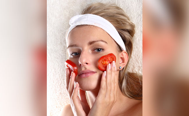 Skin care Tips: चेहरे पर टमाटर लगाने से दूर होंगे दाग धब्बे, कुछ ही दिनों में करने लगेंगे ग्लो