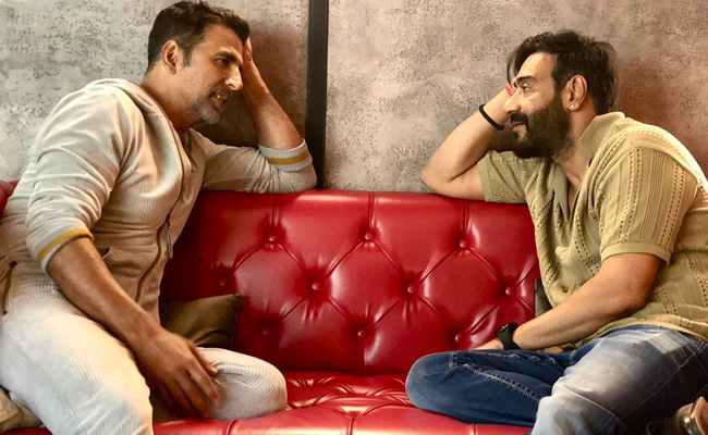 अक्षय कुमार ने किया अजय देवगन की Runway 34 का रिव्यू, बोले- मजा आ गया कसम से