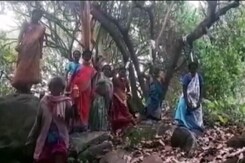 "Death Is The Only Option": Andhra Women Protest With Noose Around Neck "Death Is The Only Option": Andhra Women Protest With Noose Around Neck