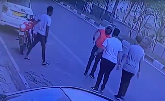 देखें VIDEO : मॉर्निंग वॉक कर रहे दो लोगों को बंदूक दिखाकर की लूट