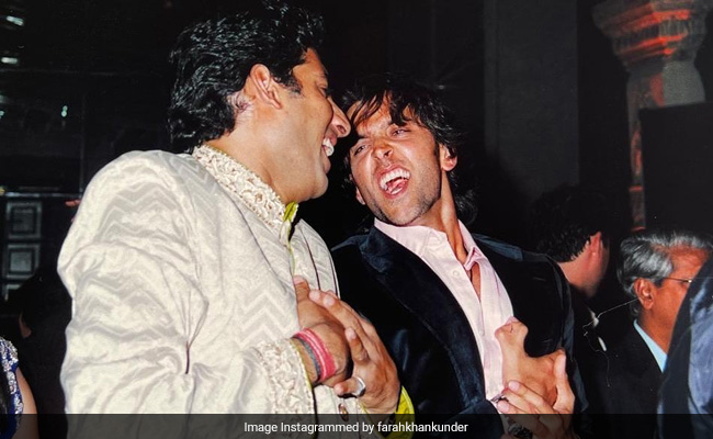 An "Almost Vintage" Pic Of Abhishek Bachchan And Hrithik Roshan From Farah Khan's <i>Sangeet</i>