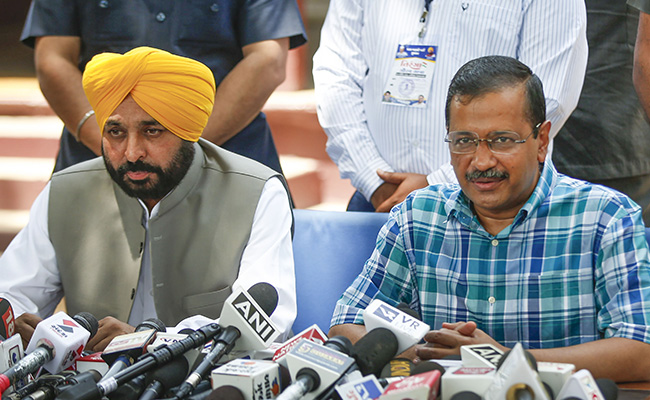 Arvind Kejriwal, Punjab Chief Minister Bhagwant Mann Visit Gandhi Ashram
