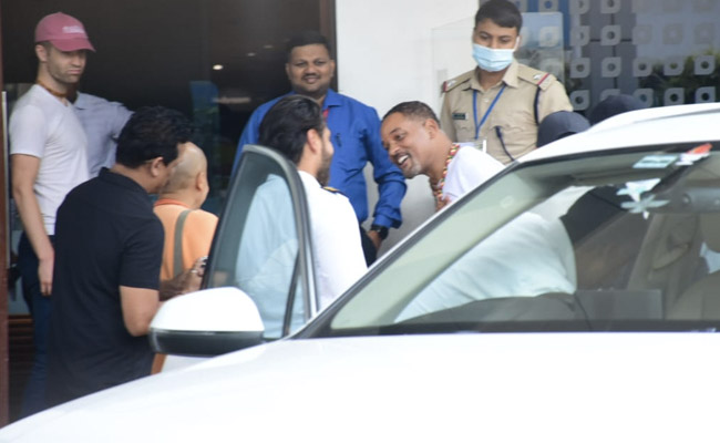 Will Smith Pictured At The Mumbai Airport. See Pics