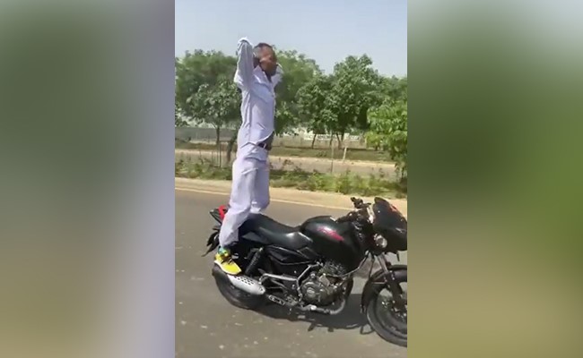 बाइक पर खड़े होकर स्टंट करते हैं ये चाचा, कहते हैं- "तेरी चढ़ती जवानी पर लगा दूंगा स्टॉप रे"