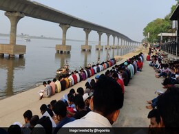 पटना के गंगा घाट पर Competitive Exams की तैयारी करते छात्रों की फोटो वायरल, हर्ष गोयनका बोले- सपनों की... पटना के गंगा घाट पर Competitive Exams की तैयारी करते छात्रों की फोटो वायरल, हर्ष गोयनका बोले- सपनों की...