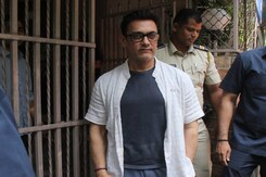 डबिंग स्टूडियो के बाहर स्पॉट हुए आमिर खान, 'लाल सिंह चड्ढा' में आएंगे नजर डबिंग स्टूडियो के बाहर स्पॉट हुए आमिर खान, 'लाल सिंह चड्ढा' में आएंगे नजर