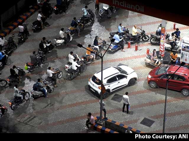 तेल की बढ़ी कीमतों की मार, बाकी देशों को जनता की चिंता, कहां है हमारी सरकार?