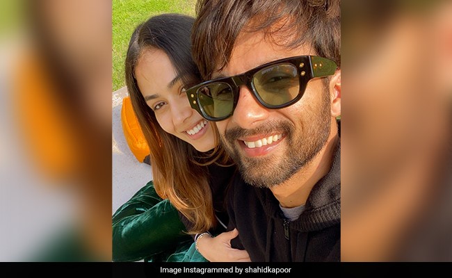 Just Shahid Kapoor Being His Cheesy Self. Bonus: A Mushy Pic With Mira (Inside)