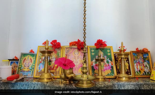 Home Worship Temple: घर के मंदिर में मूर्ति स्थापना करते समय ध्यान रखें ये 7 बातें, पौराणिक कथाओं में मानी गई हैं जरूरी Home Worship Temple: घर के मंदिर में मूर्ति स्थापना करते समय ध्यान रखें ये 7 बातें, पौराणिक कथाओं में मानी गई हैं जरूरी