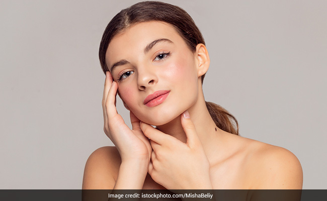 Hyaluronic acid hydrates and moistures the skin